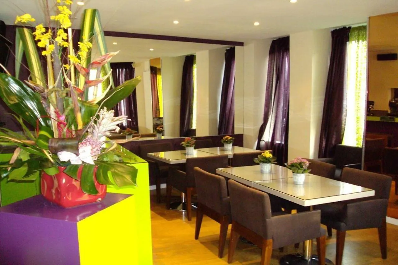**  Hotel Du Parc Saint Charles Paris France
