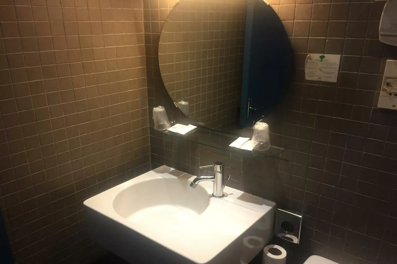 **  Hotel Du Parc Saint Charles Paris France